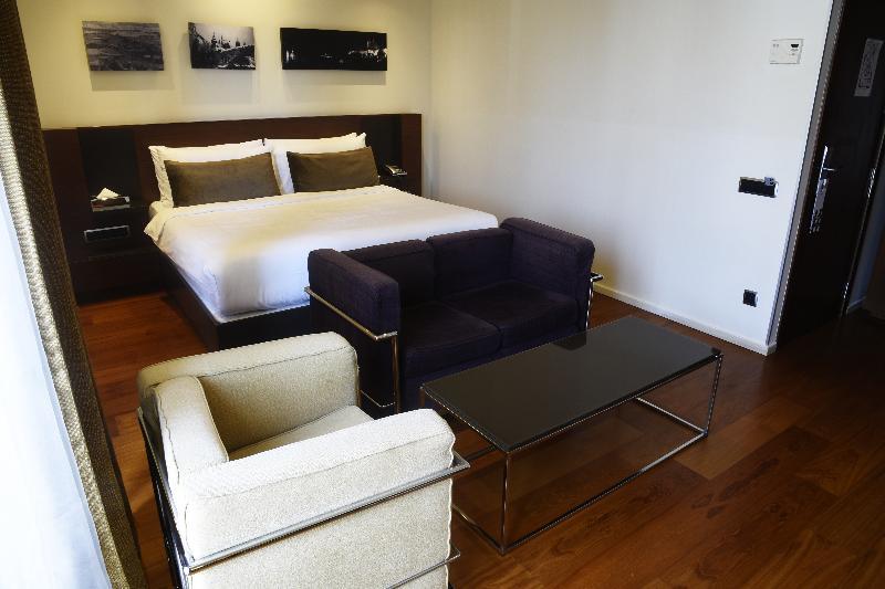 987 Design 4* Praha